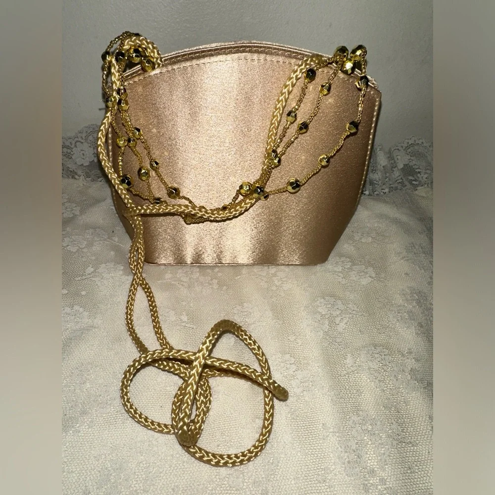 N/A elegant gold